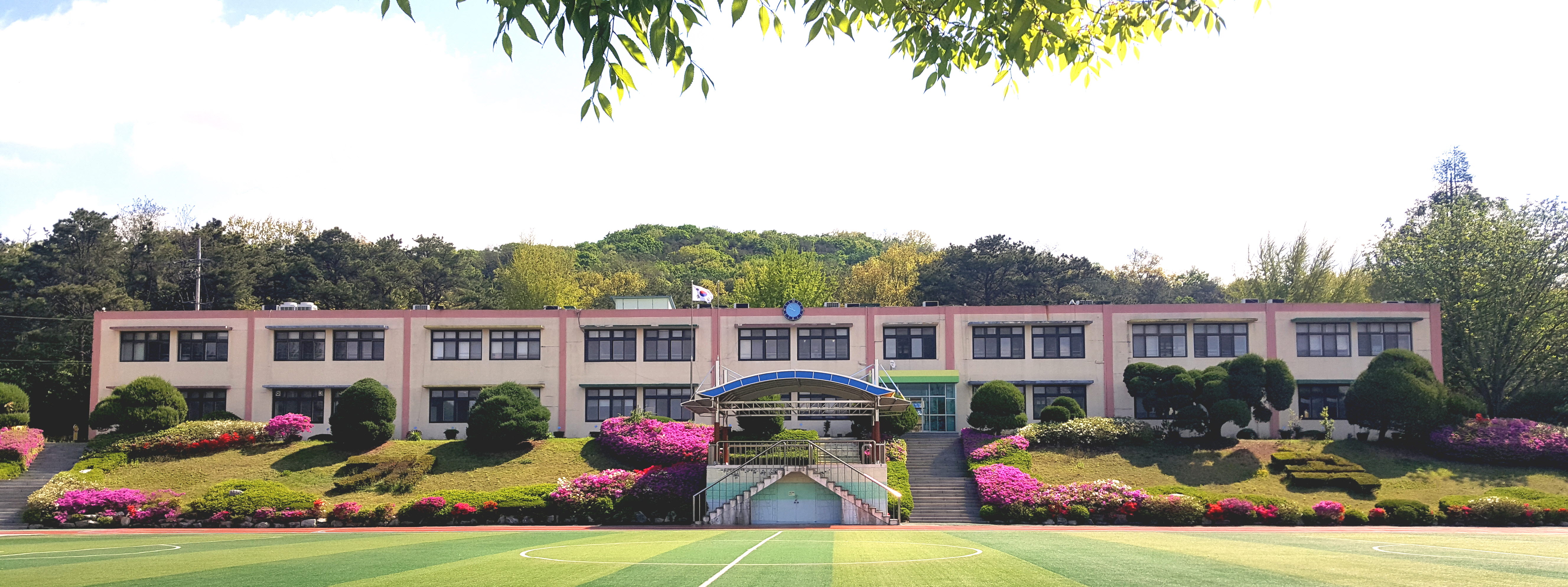 배움과 나눔으로 더불어 성장하는 학교